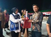 Sekwan DPRD Sigi Dapat Sapu Lidi, Juara II Kategori Instansi Kurang Menjaga Kebersihan.